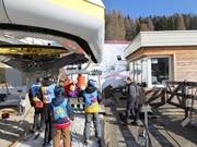 Bij de stoeltjesliften is het personeel altijd aanwezig.