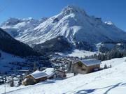 Uitzicht op het mondaine dorp Lech