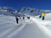 Kinderland bij het bergstation van de Gletscherexpress met transportband