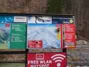 Informatiebord met actuele informatie over de geopende pistes en liften bij het dalstation
