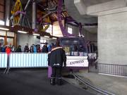 Bij de Alpin Express is er personeel aanwezig bij het instappen.