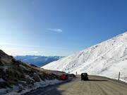 Steile bergweg omhoog naar het skigebied The Remarkables