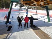 Hulp bij het instappen bij de stoeltjeslift