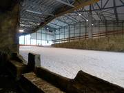 Uitzicht op de beginnerspiste vanaf de ingang van de skihal