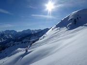 Diepe sneeuwhellingen van de Riesneralm