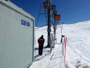 Bij sommige liften is het vriendelijke personeel aanwezig.