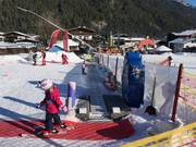 Transportband van de skischool Waidring (Snowsports) bij het Triassic Kinderland
