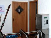 Een beetje vervelend, maar zorgt wel voor netheid: draaikruis bij de toiletten in de paardenstal