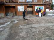 Het personeel maakt de vloer schoon