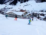 De dalafdaling naar Ischgl leidt direct tot aan de hotels.