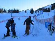 Oefenterrein met transportband bij het bergstation van de gondelbaan
