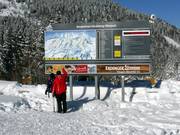 Grote informatieborden bij de dalstations