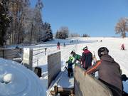 Kinderen worden graag geholpen bij het instappen