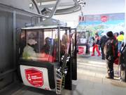 Bij het instappen bij de gondelbaan is er personeel aanwezig.