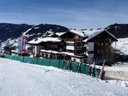 Het hotel Übergossene Alm in Dienten - direct aan de overkant van de straat