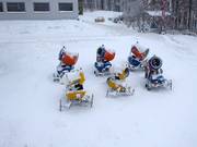 De sneeuwkanonnen wachten op hun volgende inzet.