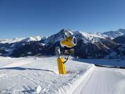 Sterk sneeuwkanon in het skigebied Schöneben-Haideralm