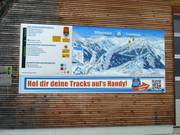 Groot informatiebord in het skigebied
