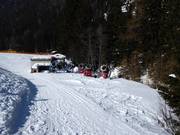 Krachtige sneeuwkanonnen in het dal