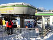 Hulp bij het instappen in de stoeltjeslift