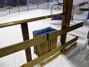 In de skihal vind je ook prullenbakken.