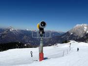 Krachtige sneeuwkanonnen in het skigebied Krvavec