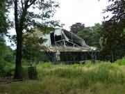 De voormalige skihal is gedeeltelijk afgebroken.