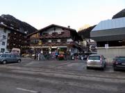 Hotel Peter direct bij het dalstation in Canzei