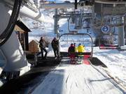 Bij de stoeltjeslift is er personeel aanwezig.