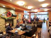 Live muziek in de Creekside Lodge bij het dalstation