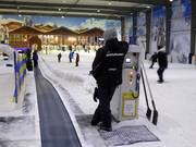 Bij de transportband is er altijd personeel aanwezig.