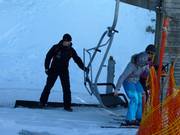 De stoeltjeslift wordt afgeremd