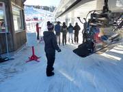 Hulp bij het instappen bij de stoeltjeslift