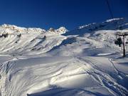 Diepe sneeuwhellingen naar St. Christoph