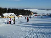 Beginnerspiste bij het dalstation van de 3-persoons stoeltjeslift Dámska