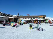 Après-ski in de ligstoel in Sestrière