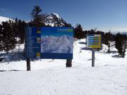Informatiebord en bewegwijzering bij de Zirbenwaldbahn