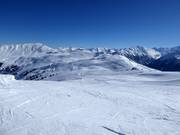 Uitzicht over het skigebied richting bergstation Wildkogelbahn en Hohe Tauern