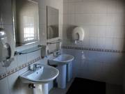 De toiletten zijn schoon en modern.