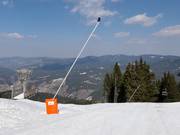 Sneeuwkanonnen op de hoofdafdaling in het skigebied Mechi Chal