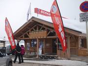 Het kantoor van de ESF van Les Saisies ligt aan de hoofdstraat door het dorp.