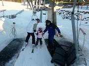 Kleine kinderen worden geholpen bij het instappen