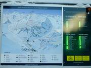 Informatiebord met geopende liften en pistes