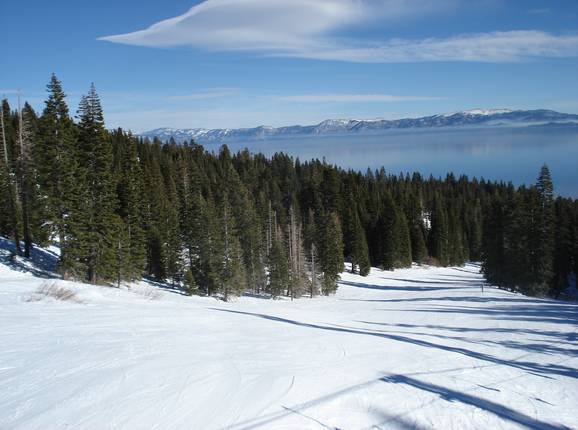 Piste met uitzicht op het meer in Homewood Mountain Resort