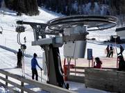 Servicemedewerkers bij de oefenhelling sleeplift