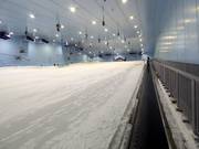 Uitzicht op de piste vanaf de transportband