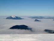 Zee van mist boven het Meer van Genève