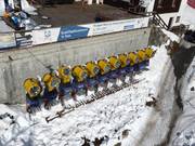 Talrijke sneeuwkanonnen in het skigebied Zuoz
