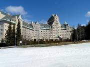 Het Fairmont Chateau Whistler ligt direct aan de piste.