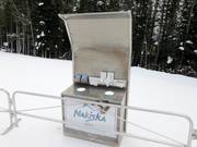 "Sniffle Station" bij de ingang met prullenbak